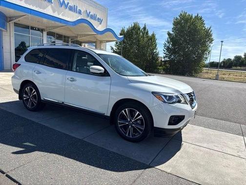 White 2017 Nissan Pathfinder Platinum