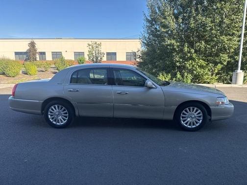 2004 Lincoln Town Car Signature