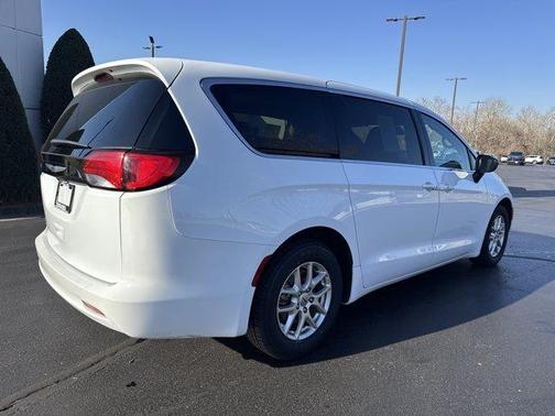 2024 Chrysler Voyager LX