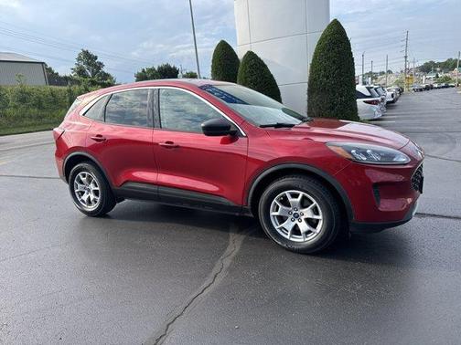 Red 2022 Ford Escape SE
