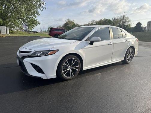 White 2019 Toyota Camry SE