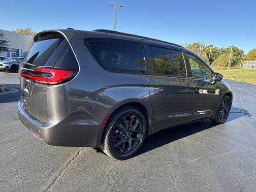 2023 Chrysler Pacifica Touring-L