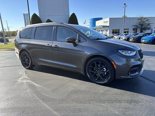 2023 Chrysler Pacifica Touring-L