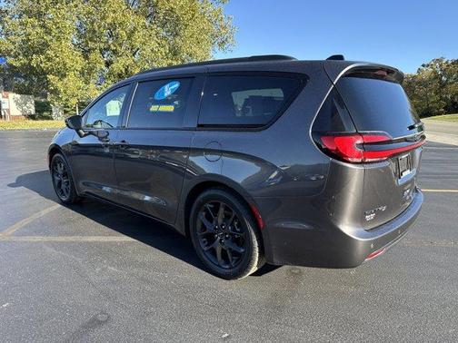2023 Chrysler Pacifica Touring-L