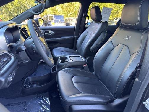 2023 Chrysler Pacifica Touring-L