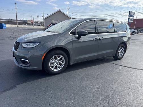 2023 Chrysler Pacifica Touring-L