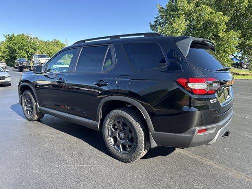 Crystal Black Pearl 2026 Honda Pilot TrailSport
