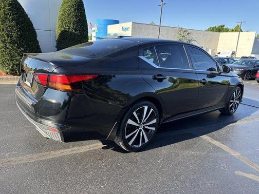Black 2022 Nissan Altima 2.5 SR