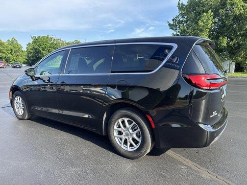 Diamond Black 2025 Chrysler Pacifica Select