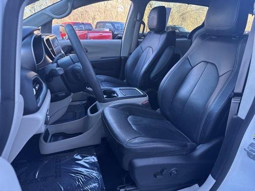 2022 Chrysler Pacifica Touring-L