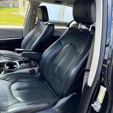 Brilliant Black Crystal Pearlcoat 2019 Chrysler Pacifica Touring L