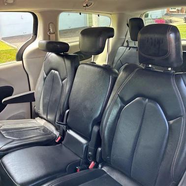 Brilliant Black Crystal Pearlcoat 2019 Chrysler Pacifica Touring L