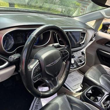 Brilliant Black Crystal Pearlcoat 2019 Chrysler Pacifica Touring L
