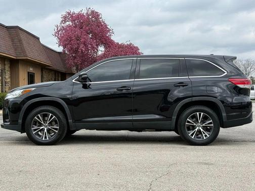 Midnight Black Metallic 2019 Toyota Highlander LE Plus