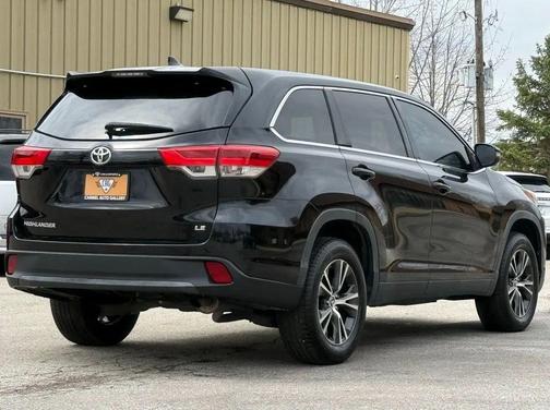 Midnight Black Metallic 2019 Toyota Highlander LE Plus
