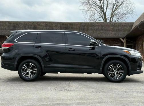 Midnight Black Metallic 2019 Toyota Highlander LE Plus