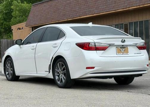 White Pearl 2017 Lexus ES 300h Base