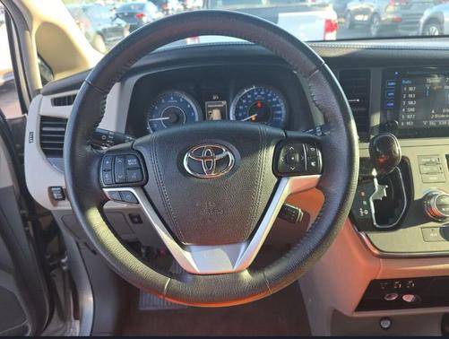 Creme Brulee Mica 2017 Toyota Sienna XLE