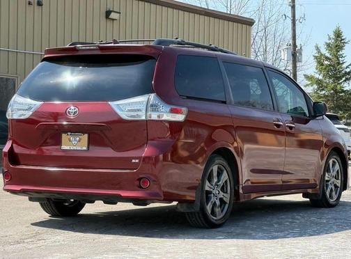 Salsa Red Pearl 2019 Toyota Sienna SE