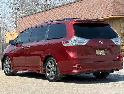Salsa Red Pearl 2019 Toyota Sienna SE