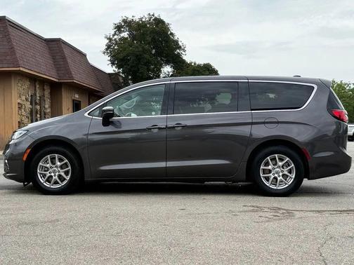 Crystal Metallic 2023 Chrysler Pacifica Touring L