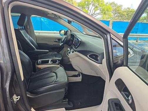 Crystal Metallic 2023 Chrysler Pacifica Touring L