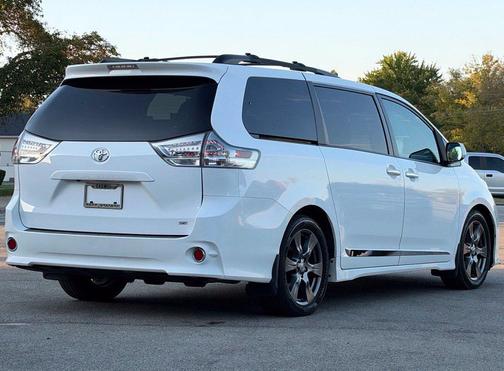 Super White 2017 Toyota Sienna SE Premium