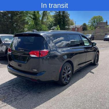 Brilliant Black Crystal Pearlcoat 2018 Chrysler Pacifica Limited