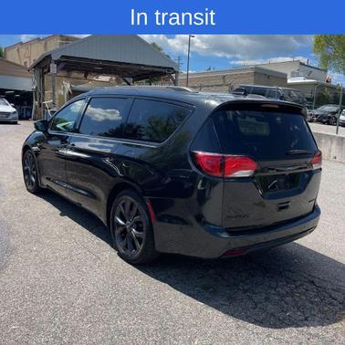 Brilliant Black Crystal Pearlcoat 2018 Chrysler Pacifica Limited