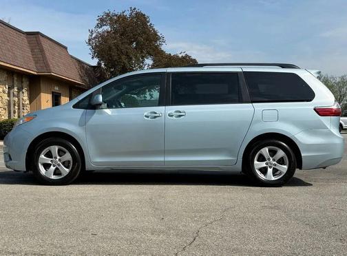 2017 Toyota Sienna LE