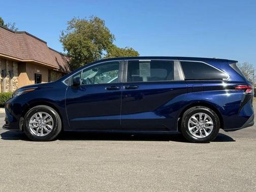 2022 Toyota Sienna LE