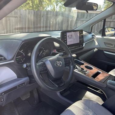 2022 Toyota Sienna LE