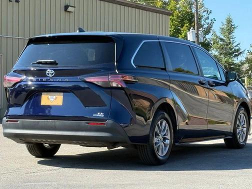 2022 Toyota Sienna LE