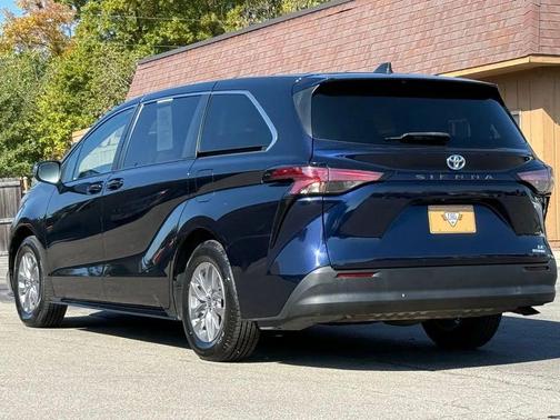 2022 Toyota Sienna LE