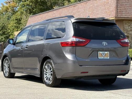 2020 Toyota Sienna XLE