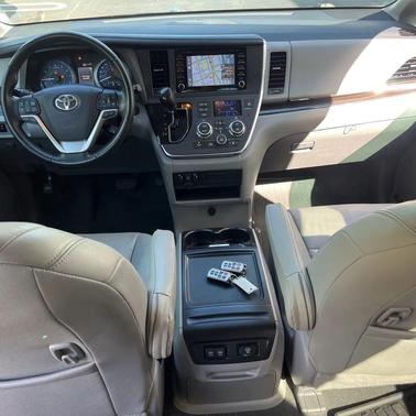 2018 Toyota Sienna XLE