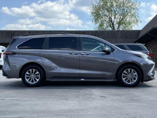 2021 Toyota Sienna XLE 8 Passenger