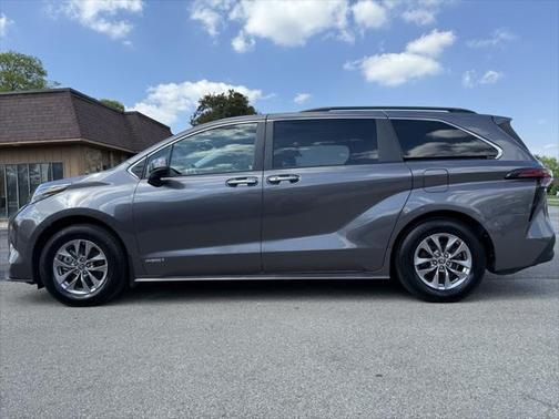2021 Toyota Sienna XLE 8 Passenger