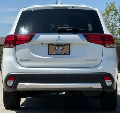 Diamond White Pearl 2017 Mitsubishi Outlander ES