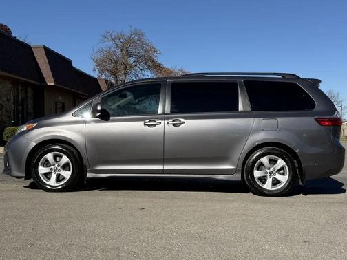 2020 Toyota Sienna LE