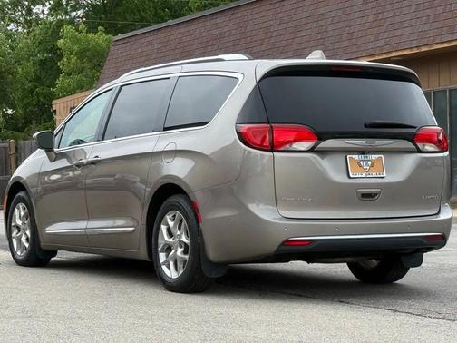 Molten Silver 2017 Chrysler Pacifica Limited