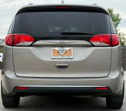 Molten Silver 2017 Chrysler Pacifica Limited