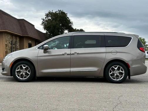 Molten Silver 2017 Chrysler Pacifica Limited