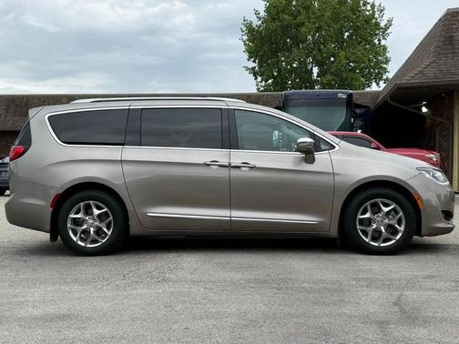 Molten Silver 2017 Chrysler Pacifica Limited