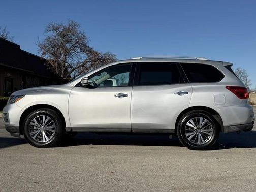 2017 Nissan Pathfinder SV