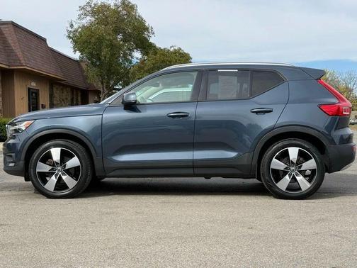 2021 Volvo XC40 T5 Momentum