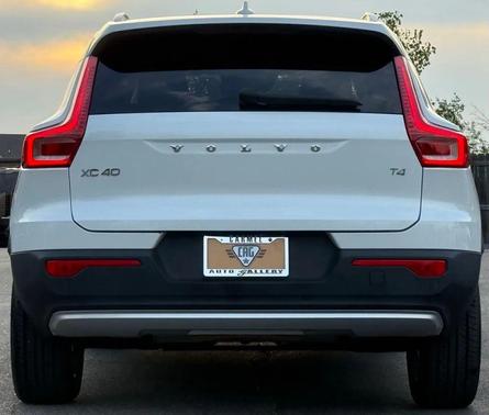 2022 Volvo XC40 T4 Momentum