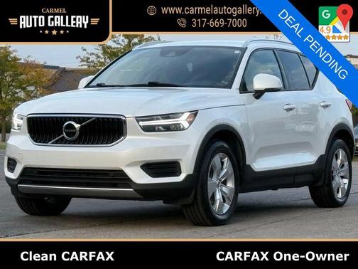 Ice White 2022 Volvo XC40 T4 Momentum