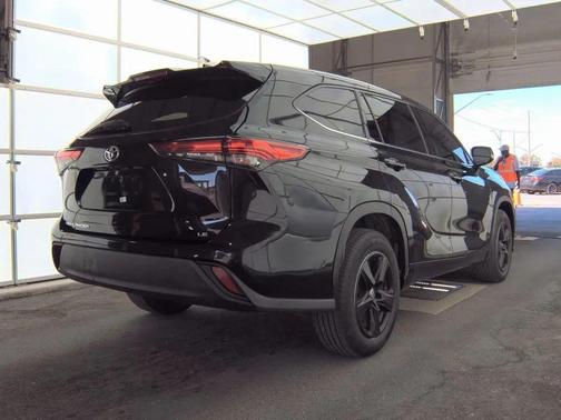 2021 Toyota Highlander LE