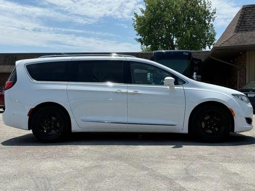 Bright White Clearcoat 2017 Chrysler Pacifica Touring-L